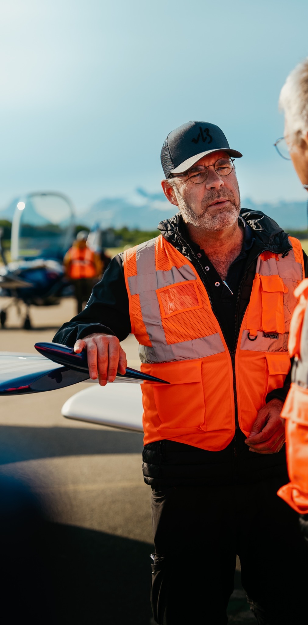 Tanguy Detroz briefing a pilot beside an aircraft